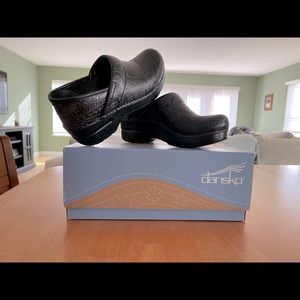 Dansko Women's Professional Black Tooled Leather Clogs 35
